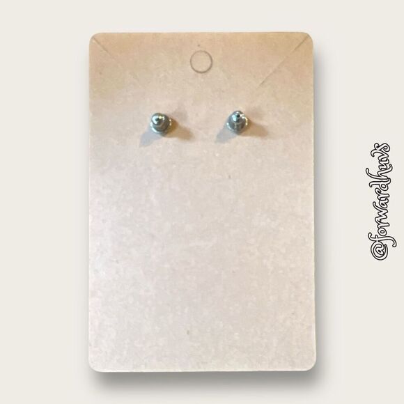 Bundle Sale 3 for $15 | Vintage Poinsettia Earrings - Picture 8 of 9